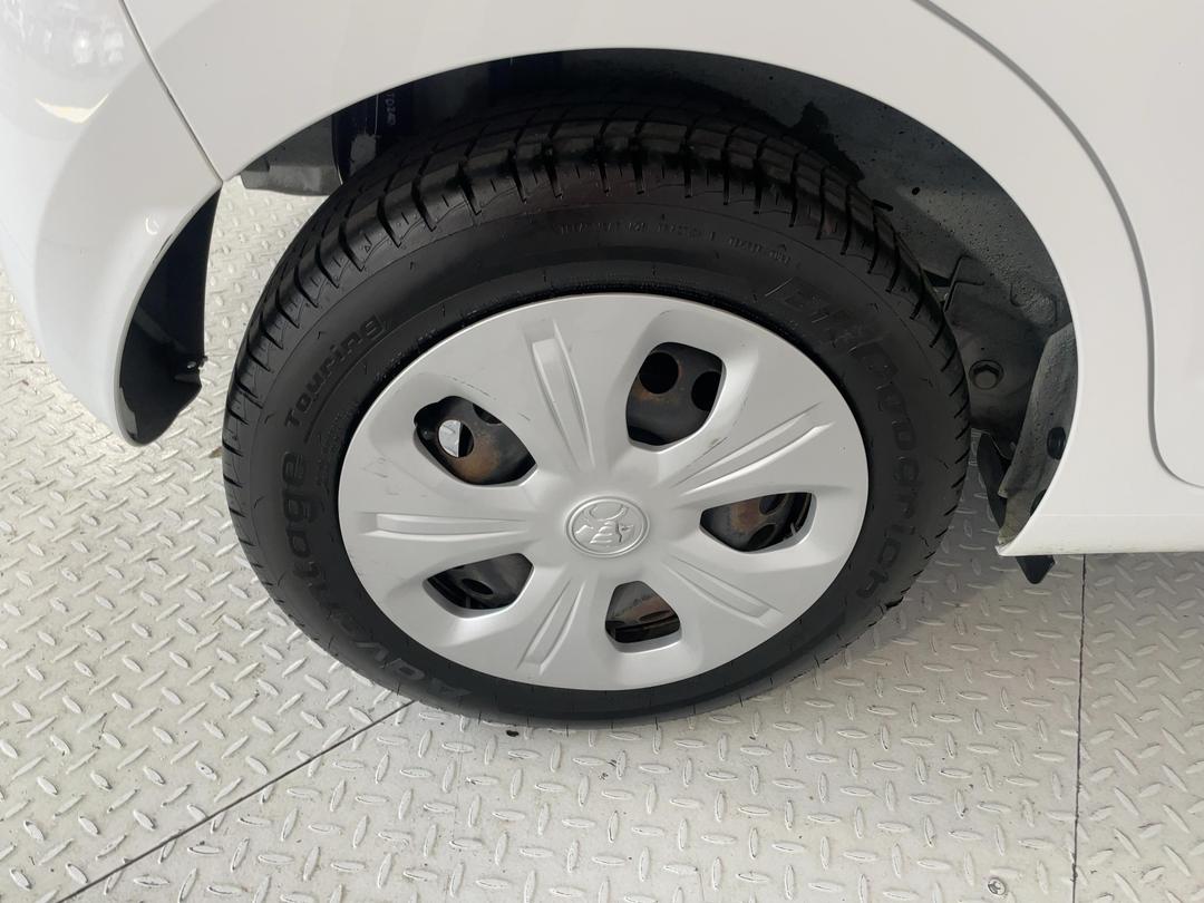 Photo '12' of Holden Spark