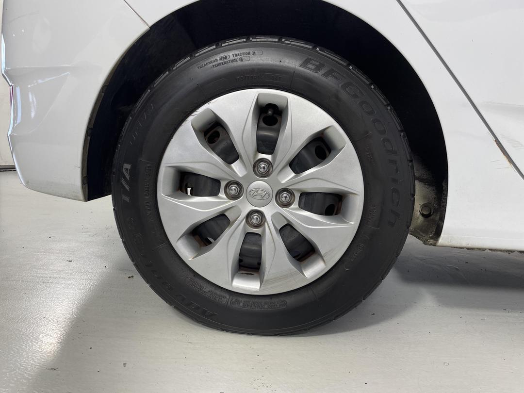 Photo '12' of Hyundai Accent