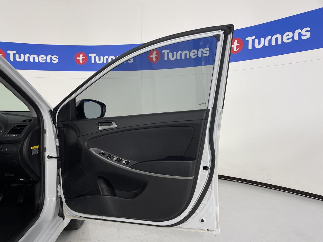 Photo '15' of Hyundai Accent