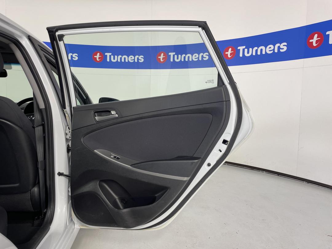 Photo '19' of Hyundai Accent