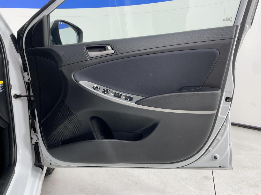 Photo '15' of Hyundai Accent