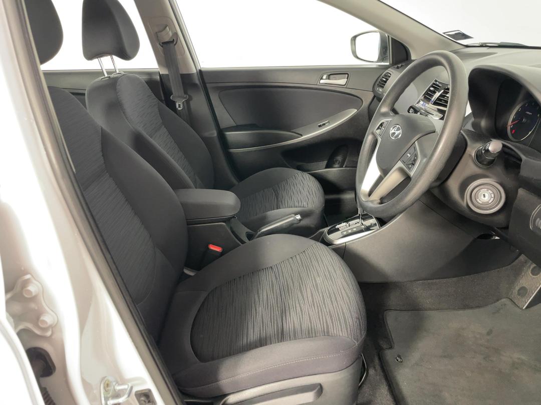 Photo '16' of Hyundai Accent