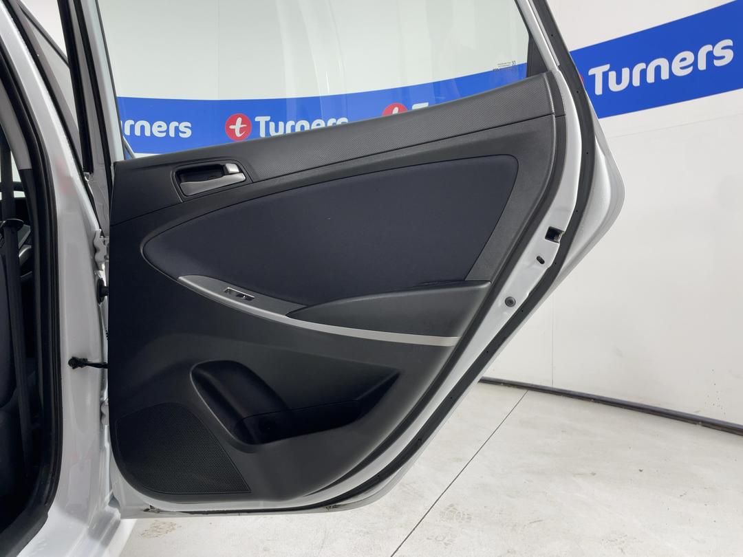 Photo '19' of Hyundai Accent