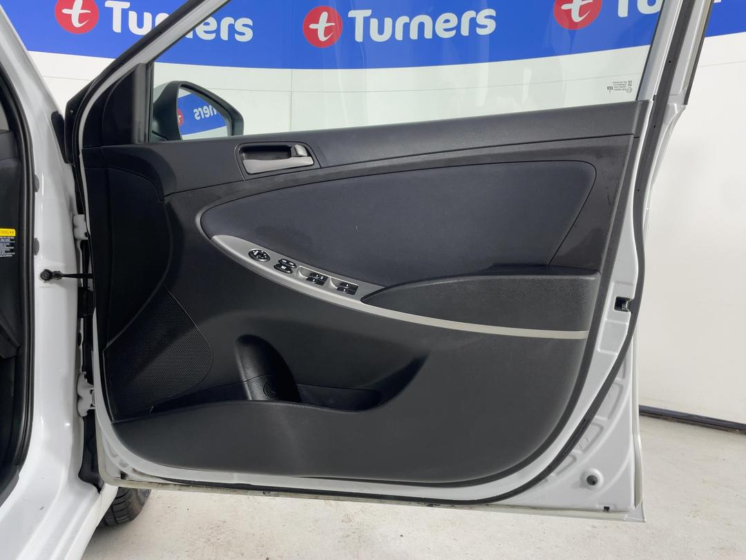 Photo '15' of Hyundai Accent