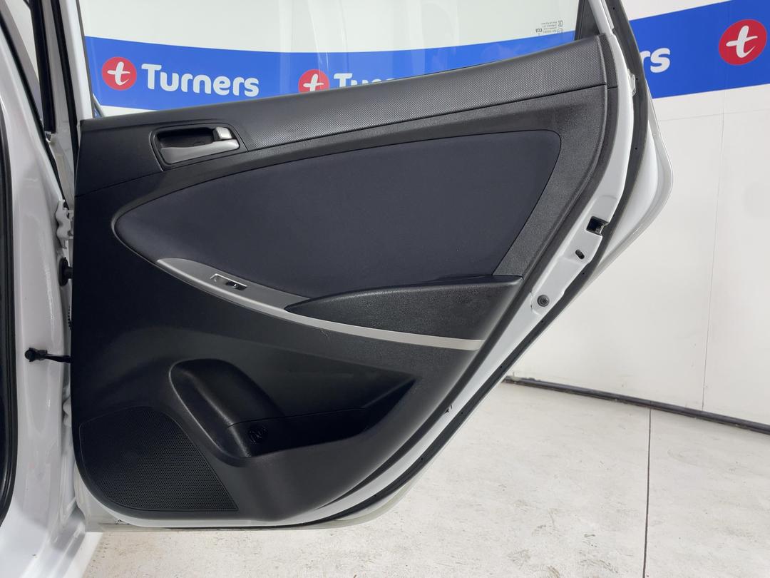 Photo '19' of Hyundai Accent