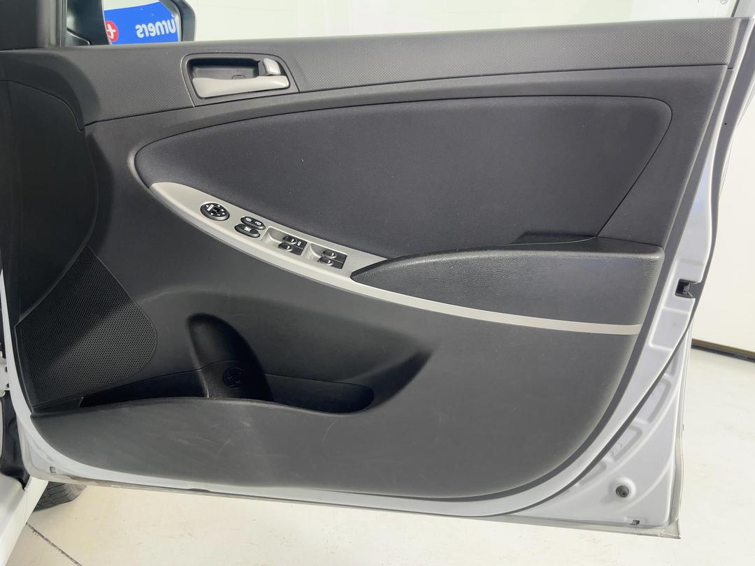 Photo '15' of Hyundai Accent