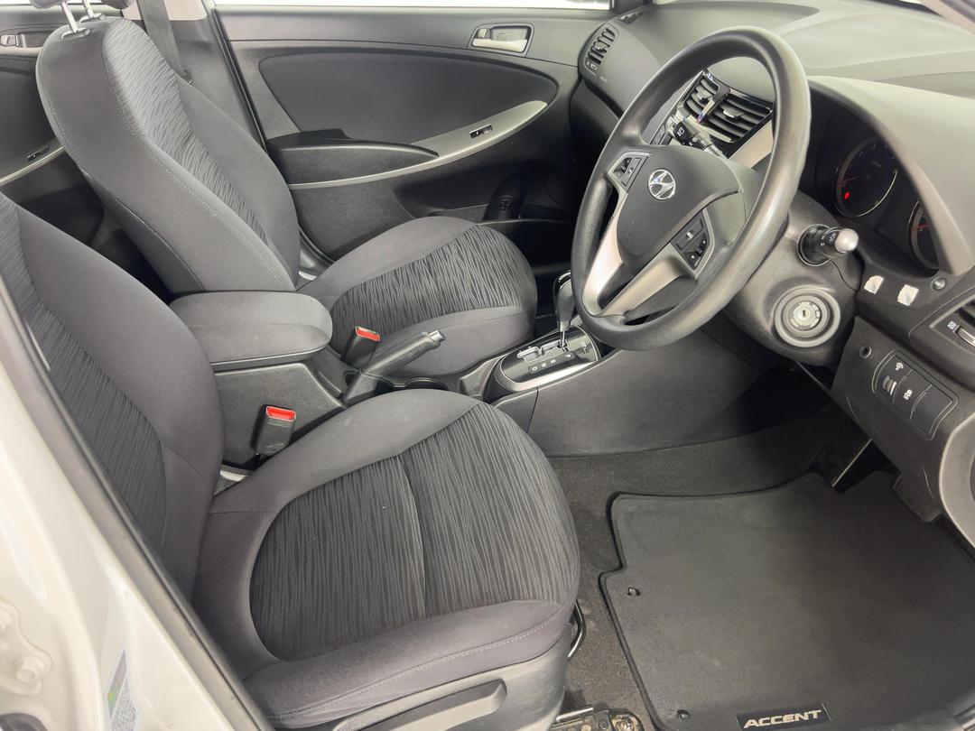 Photo '16' of Hyundai Accent