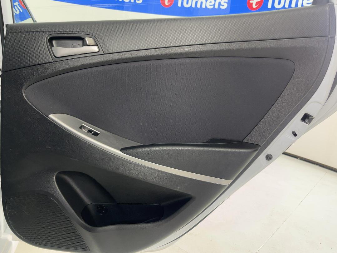 Photo '19' of Hyundai Accent