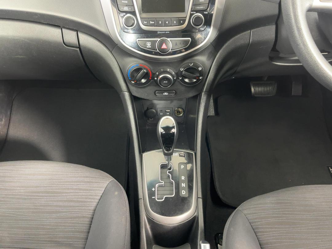 Photo '18' of Hyundai Accent