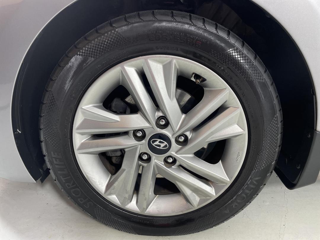 Photo '10' of Hyundai Elantra