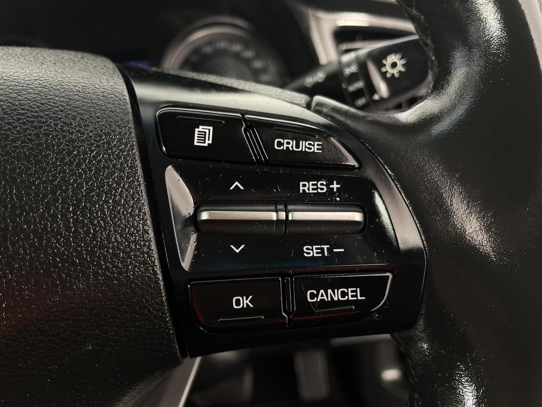 Photo '24' of Hyundai Elantra