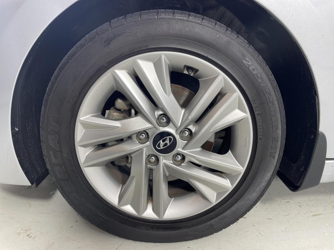 Photo '10' of Hyundai Elantra