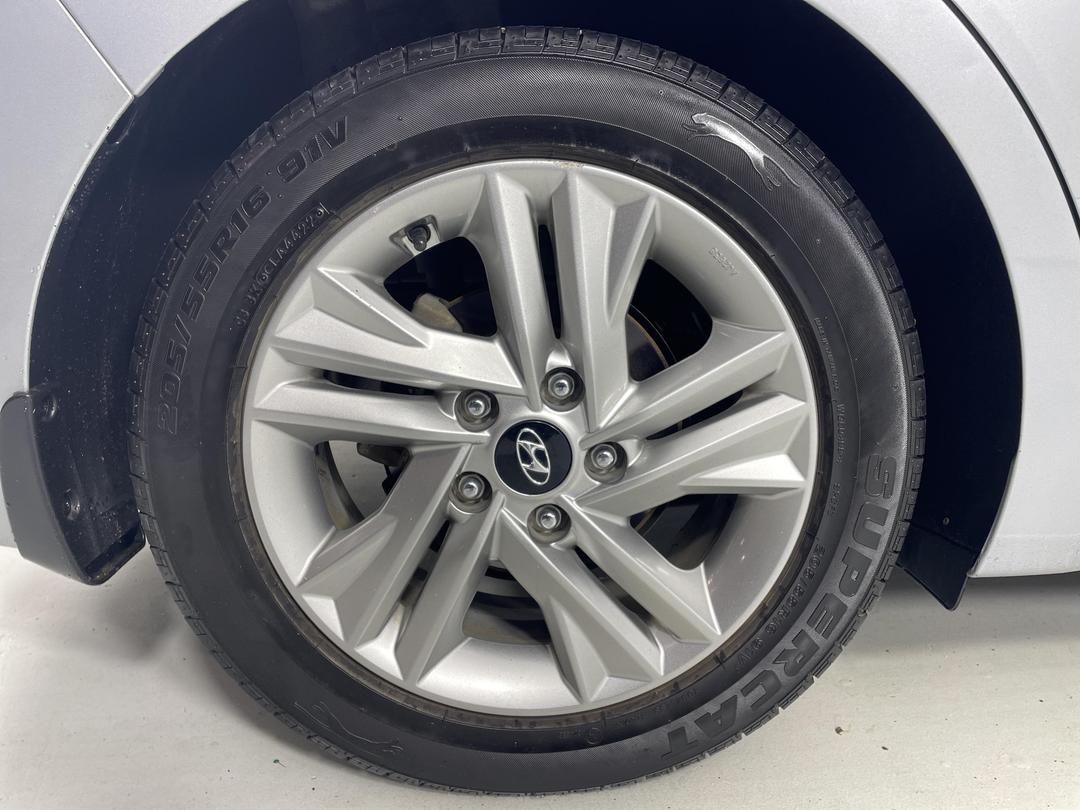 Photo '12' of Hyundai Elantra