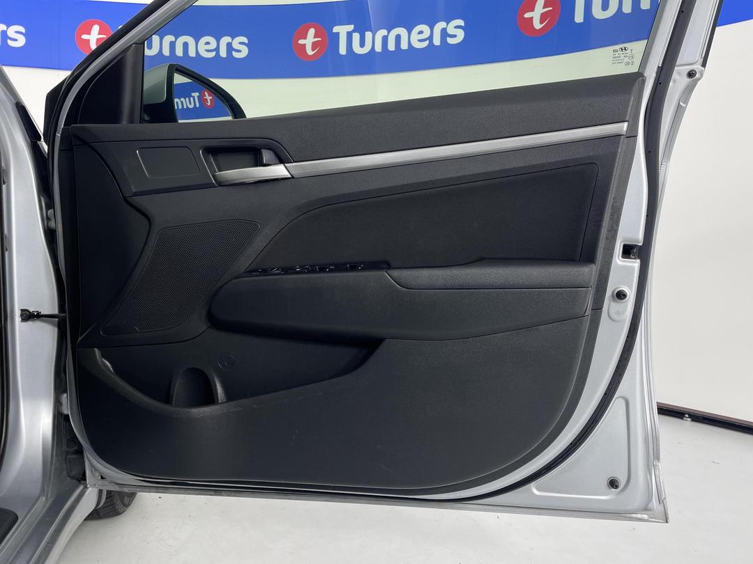 Photo '15' of Hyundai Elantra