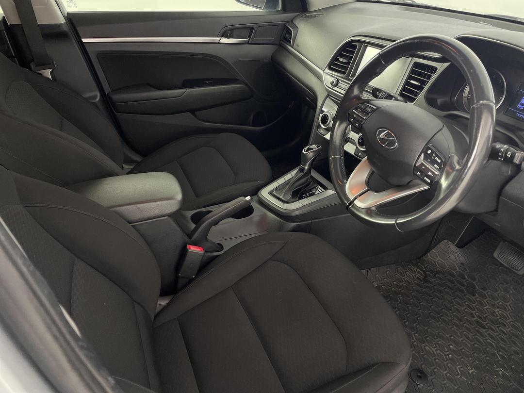 Photo '16' of Hyundai Elantra