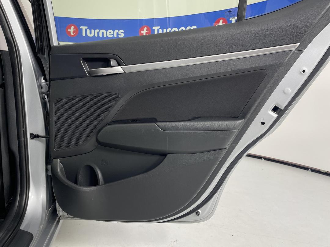 Photo '19' of Hyundai Elantra