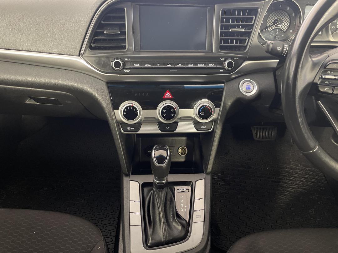 Photo '18' of Hyundai Elantra