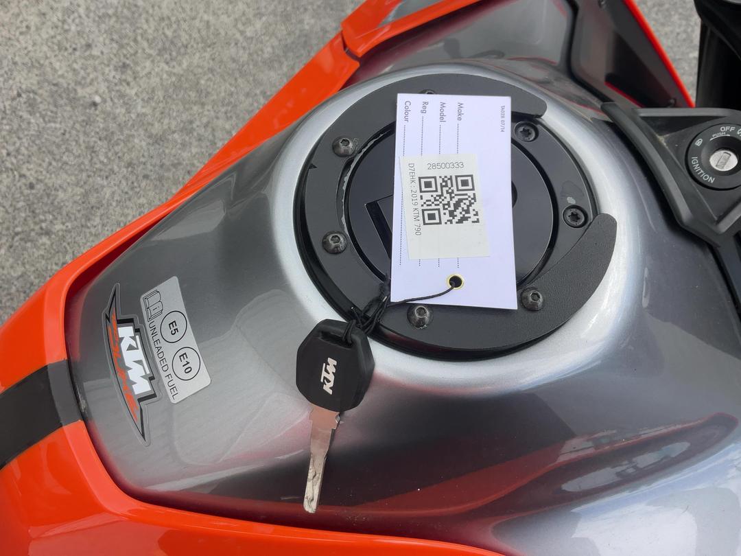Photo '9' of KTM 790 Duke Photo '9' of KTM 790 Duke