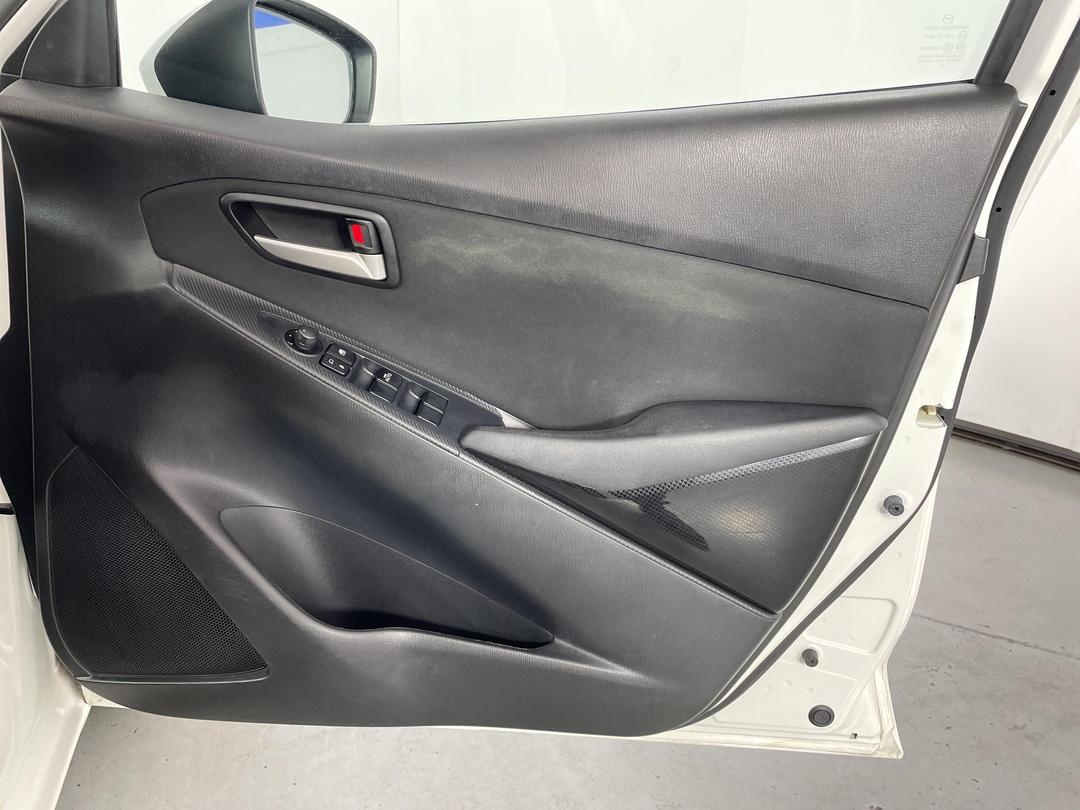 Photo '15' of Mazda Mazda2