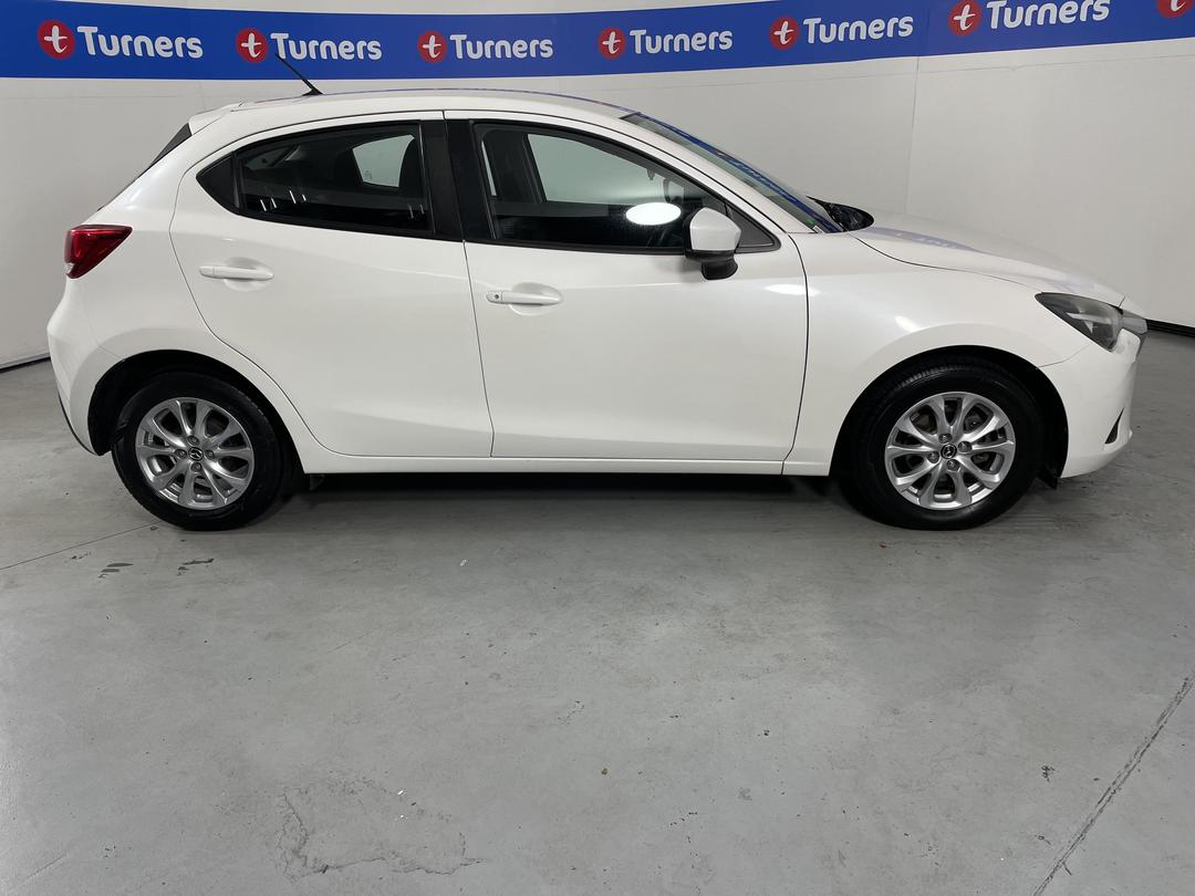 Photo '23' of Mazda Mazda2