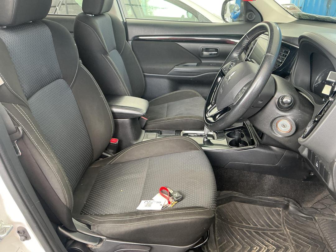 Photo '23' of Mitsubishi Outlander LS