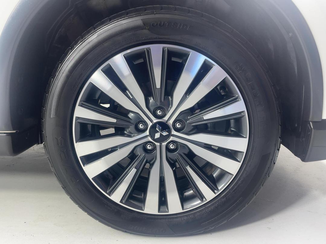 Photo '9' of Mitsubishi Outlander