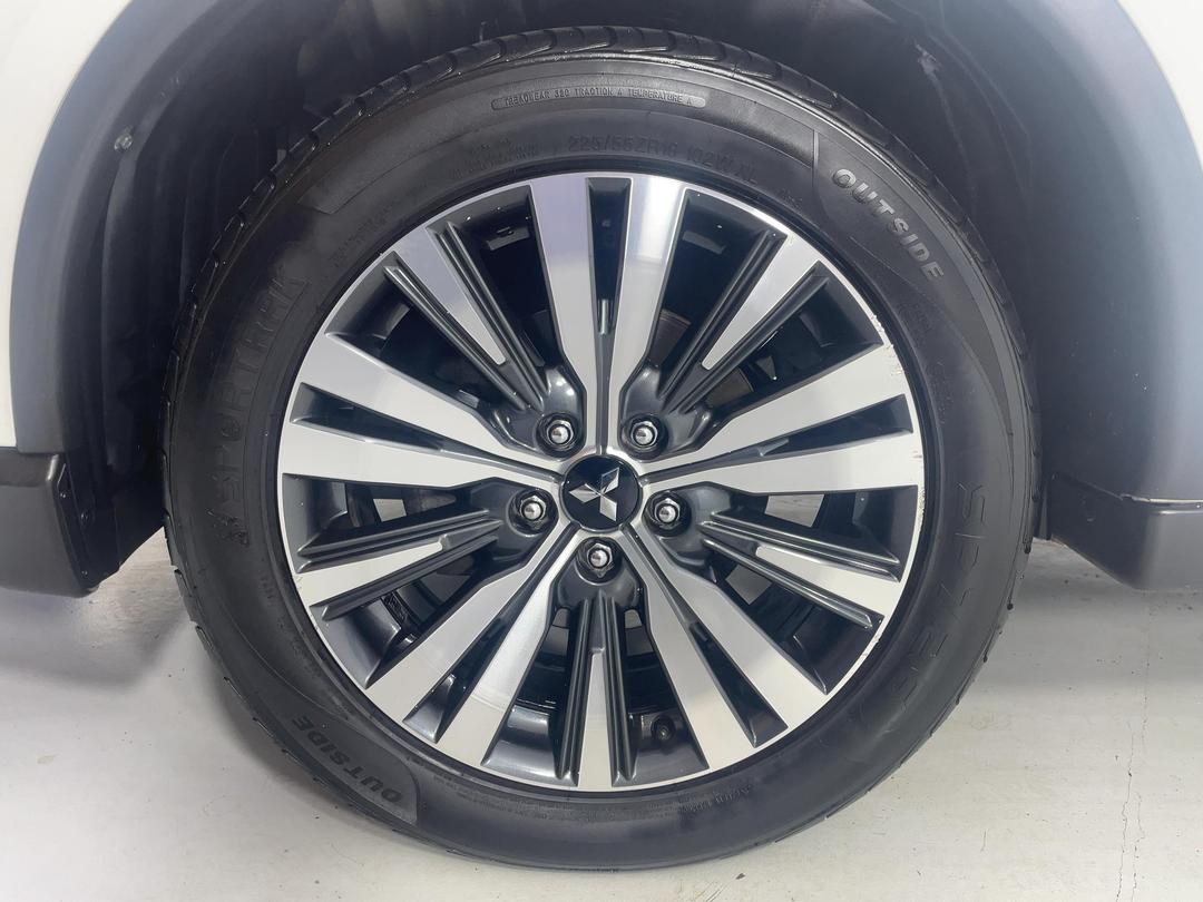 Photo '10' of Mitsubishi Outlander