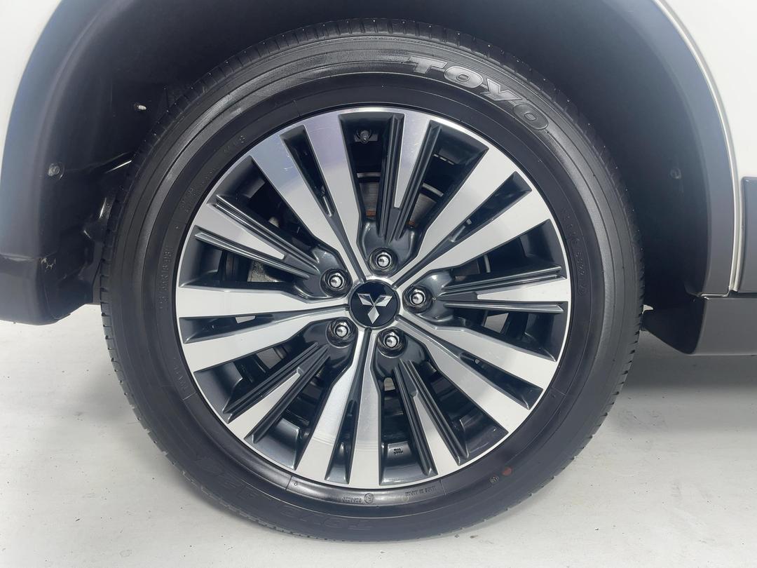 Photo '12' of Mitsubishi Outlander