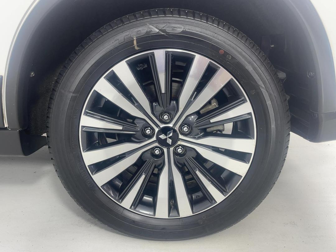 Photo '11' of Mitsubishi Outlander