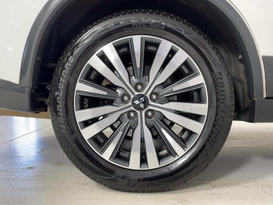 Photo '12' of Mitsubishi Outlander