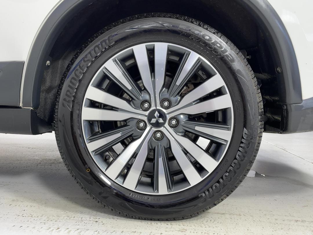 Photo '11' of Mitsubishi Outlander