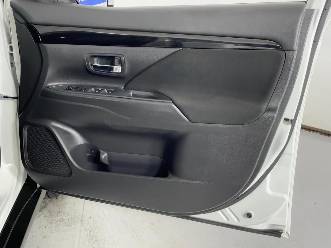 Photo '15' of Mitsubishi Outlander