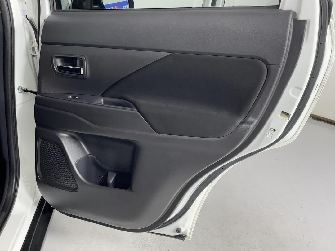 Photo '19' of Mitsubishi Outlander