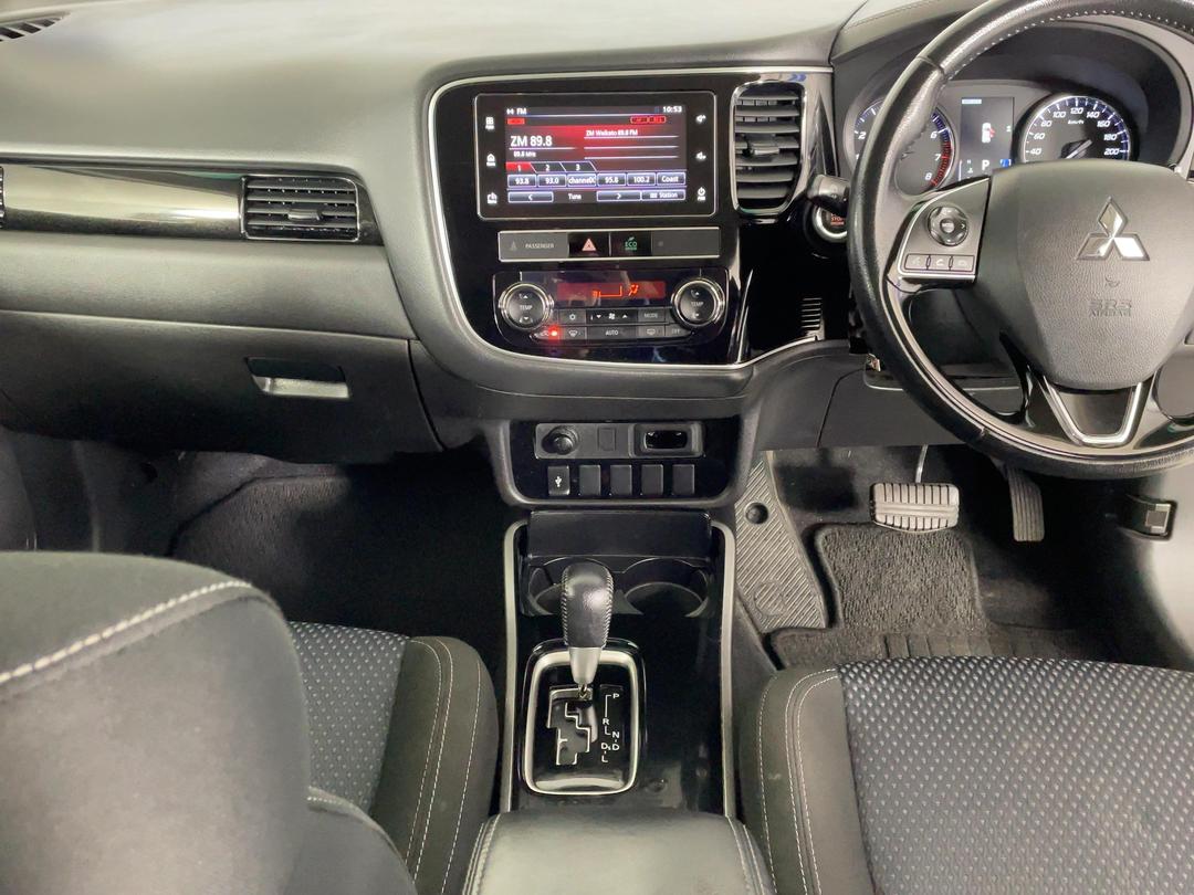 Photo '17' of Mitsubishi Outlander