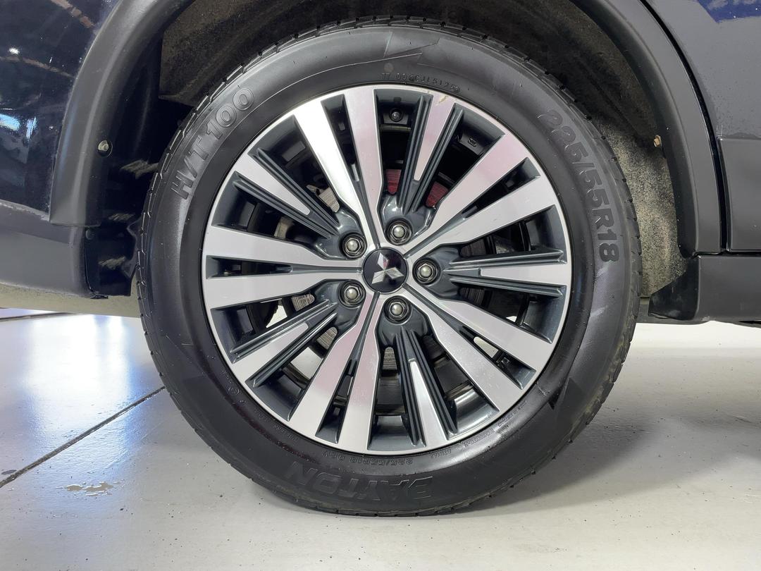 Photo '12' of Mitsubishi Outlander
