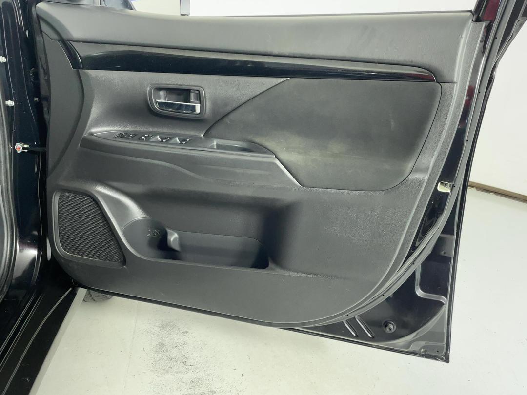 Photo '15' of Mitsubishi Outlander