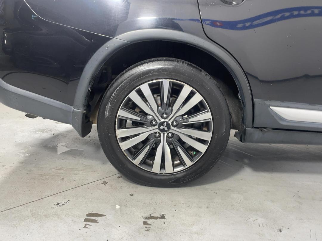 Photo '12' of Mitsubishi Outlander