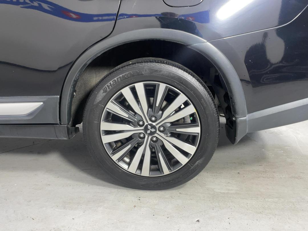 Photo '11' of Mitsubishi Outlander