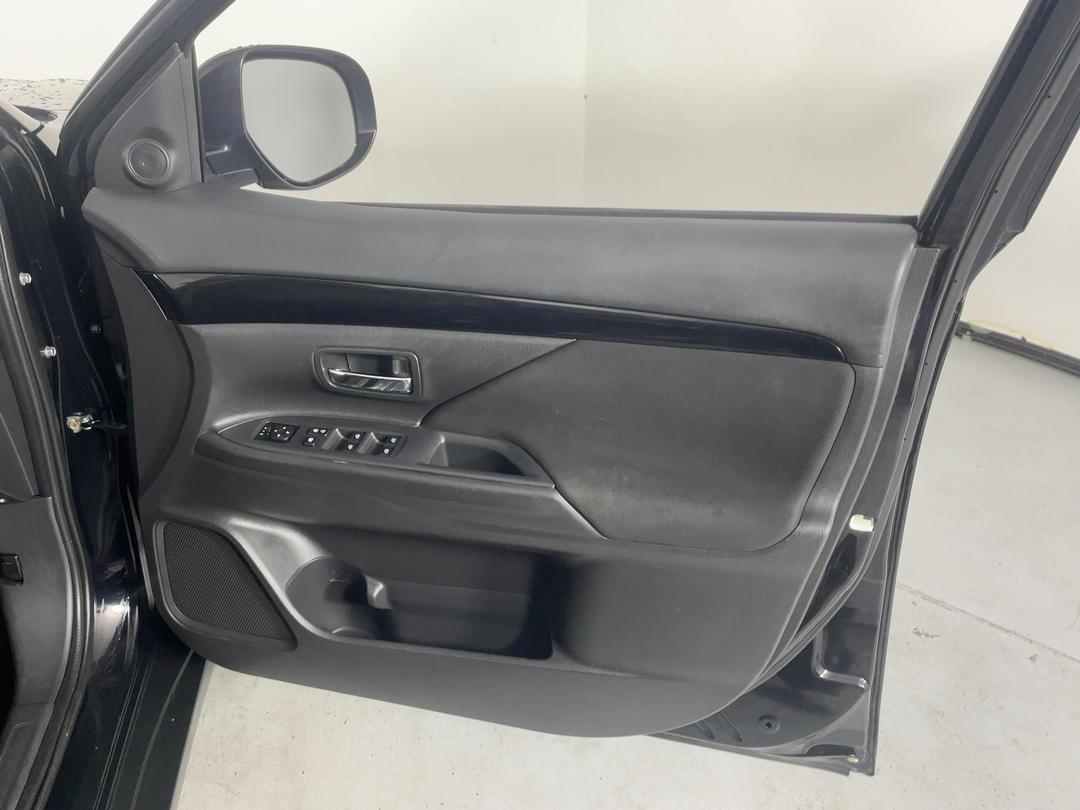 Photo '15' of Mitsubishi Outlander