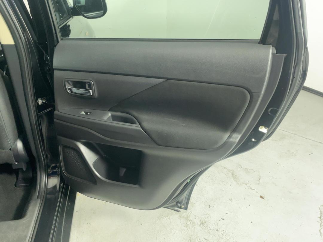 Photo '19' of Mitsubishi Outlander