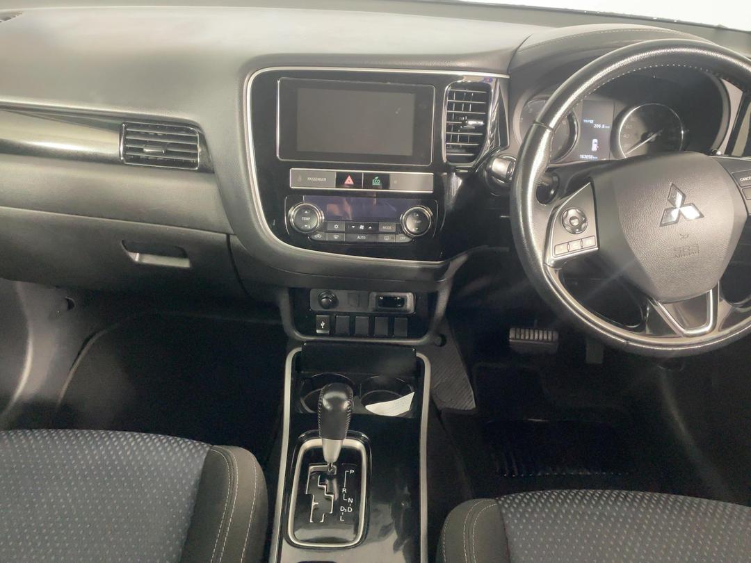 Photo '18' of Mitsubishi Outlander