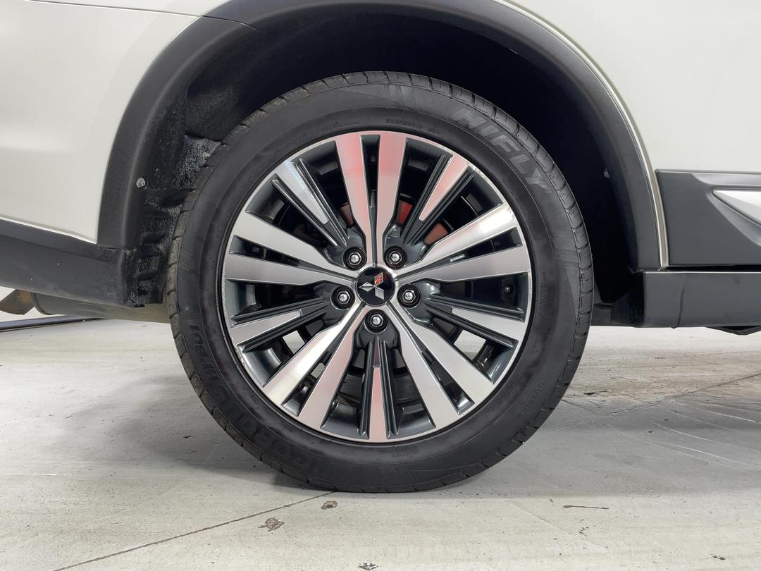 Photo '12' of Mitsubishi Outlander