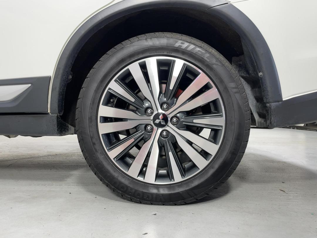 Photo '11' of Mitsubishi Outlander