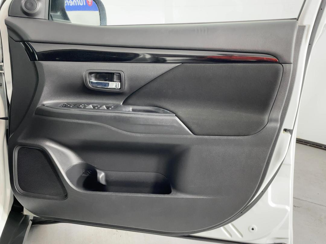 Photo '15' of Mitsubishi Outlander