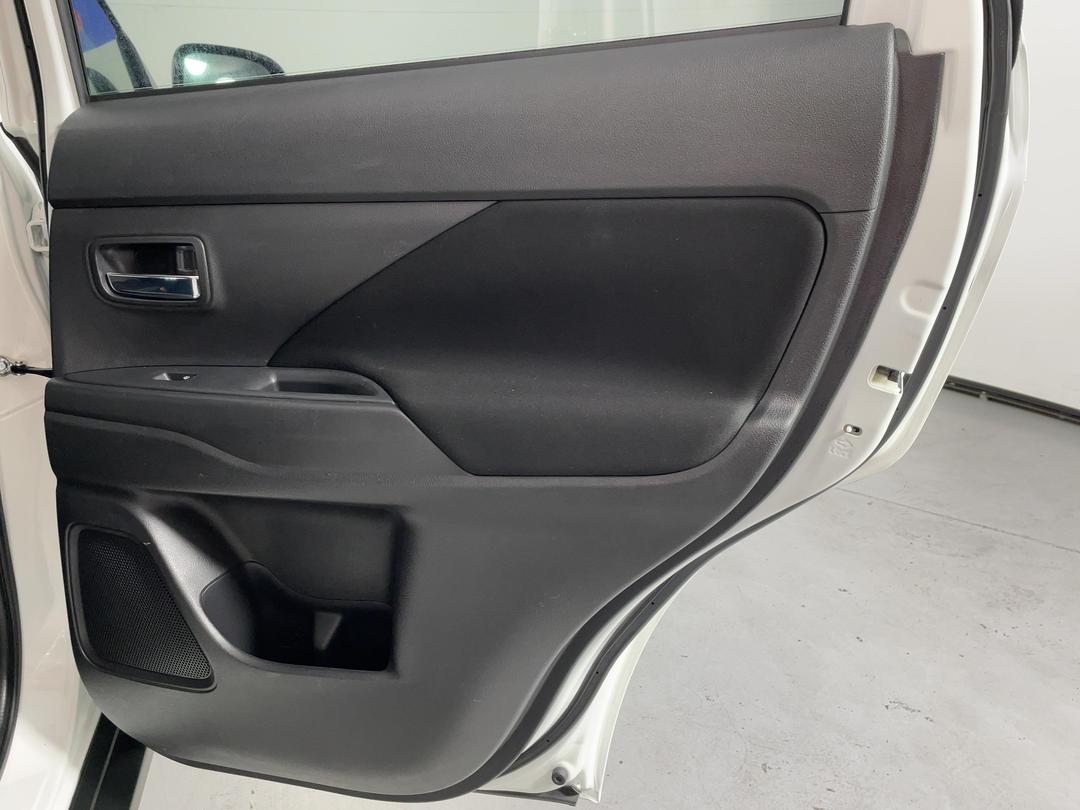 Photo '19' of Mitsubishi Outlander