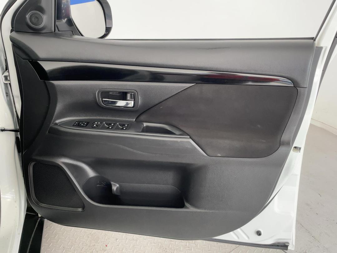 Photo '15' of Mitsubishi Outlander