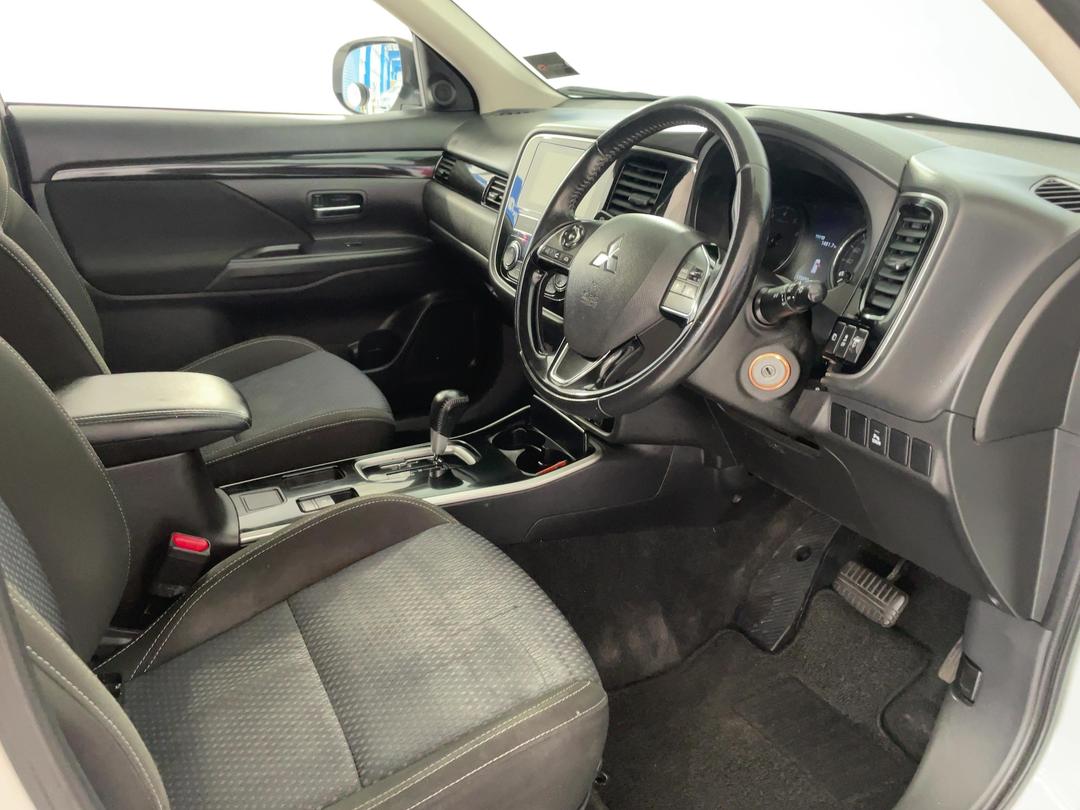 Photo '16' of Mitsubishi Outlander