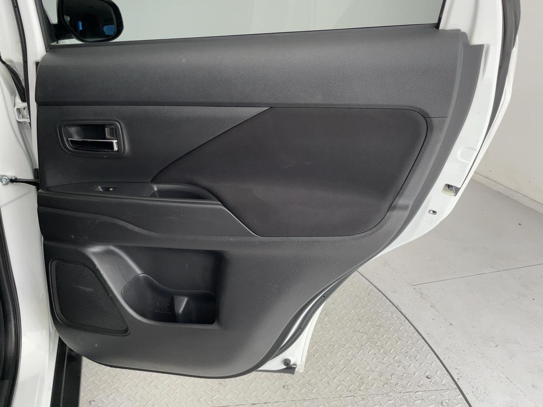 Photo '19' of Mitsubishi Outlander