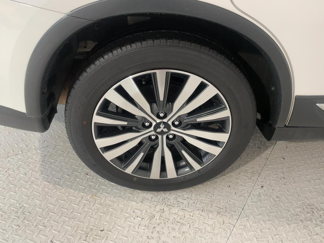 Photo '12' of Mitsubishi Outlander