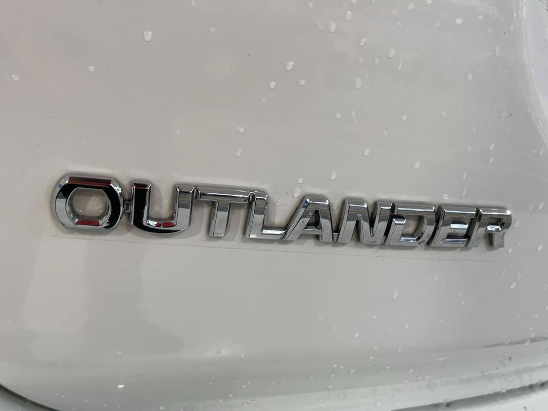 Photo '32' of Mitsubishi Outlander